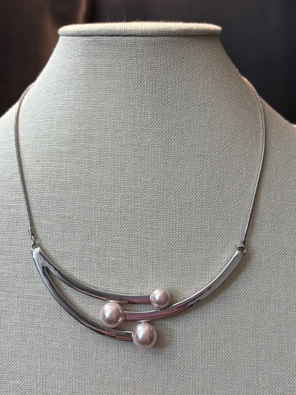 White House Black Market Silver Tone Pearl Collar Necklace NWT